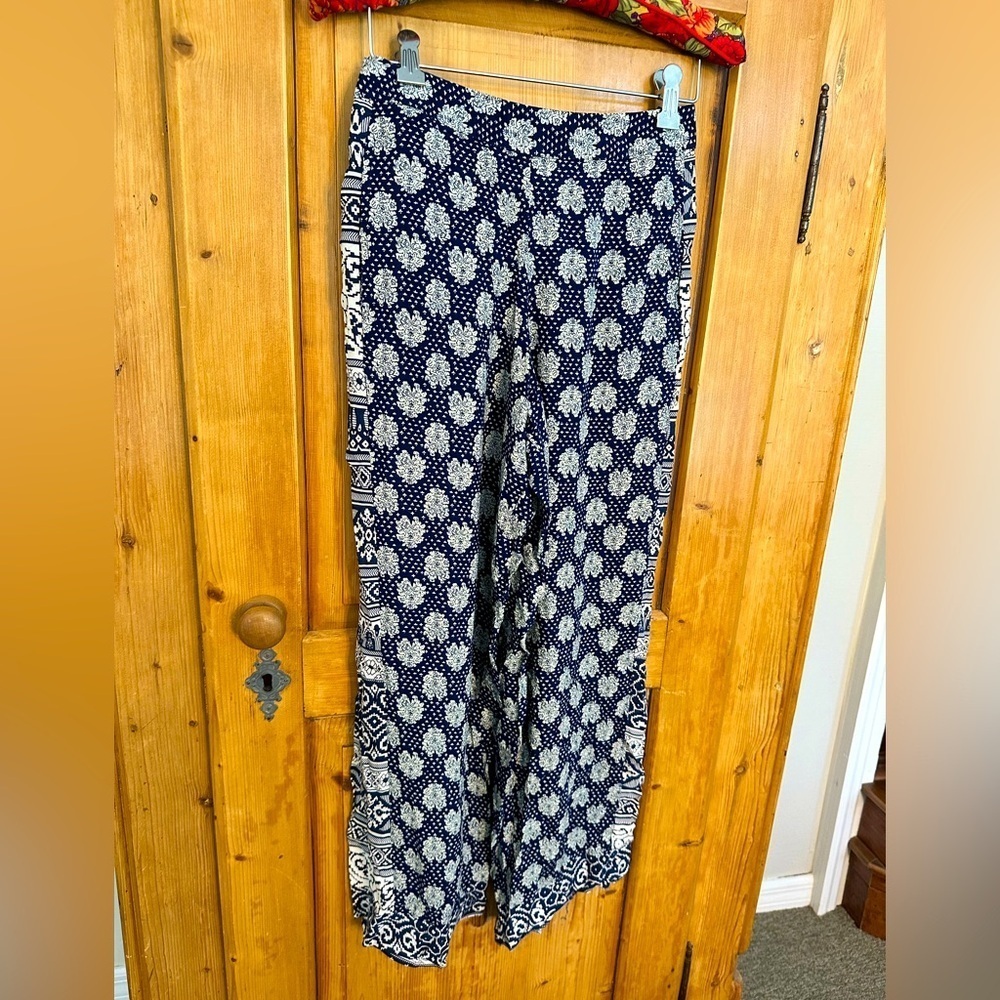 Solitaire Wide Leg Lightweight Indian Inspired Pants. Size Small Navy & White